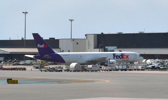 Boeing 757-200 (N987FD) - FedEx Express Boeing 757-231(SF) N987FD in Boston 