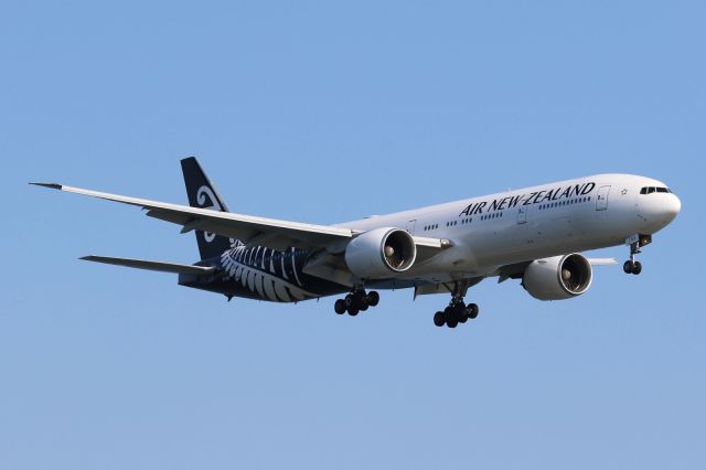 BOEING 777-300 (ZK-OKV)