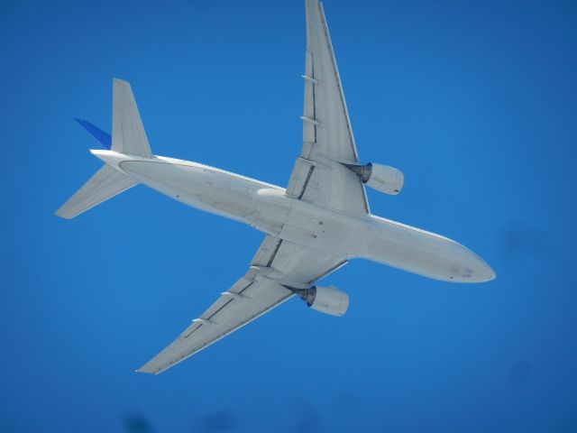 Boeing 777-200 (N772UA) - A United Airlines Boeing B777-200 Flies Over Approaching Dulles International