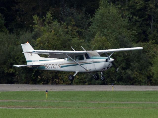 Cessna Skyhawk (N172V) - Landing runway 17 at Danbury CT.
