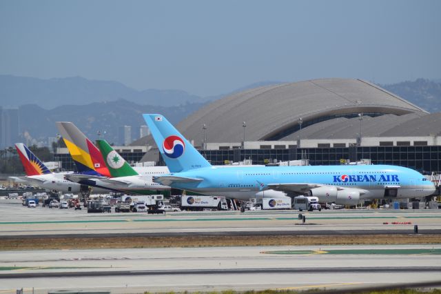 — — - Overview of international terminal at KLAX. Very clear day, and a great day for spotting!