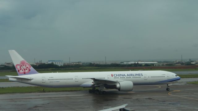 BOEING 777-300ER (B-18002)