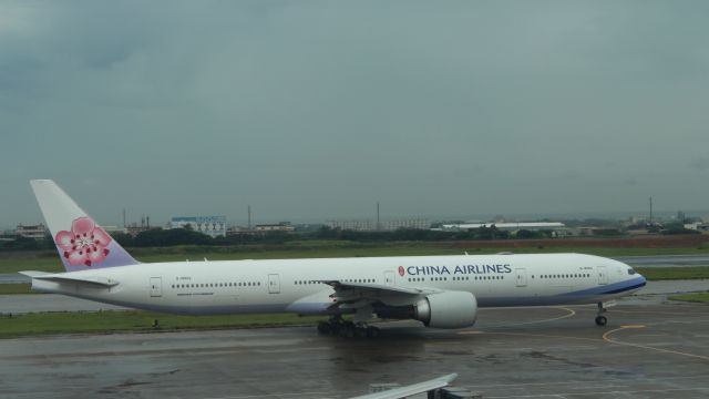 BOEING 777-300ER (B-18002)