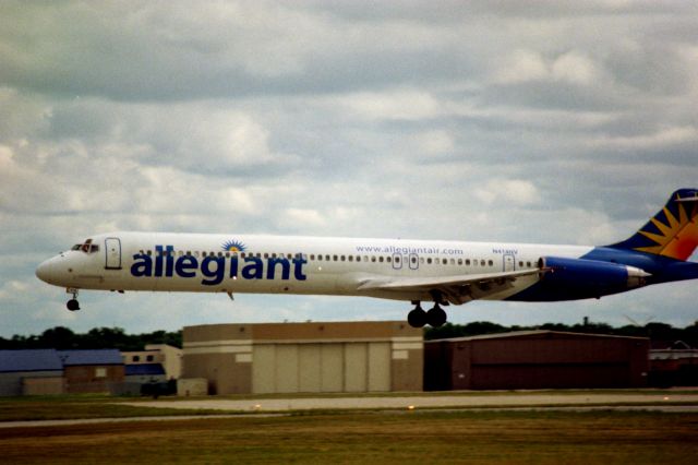 McDonnell Douglas MD-88 (N414NV) - Flaring for Rwy 36