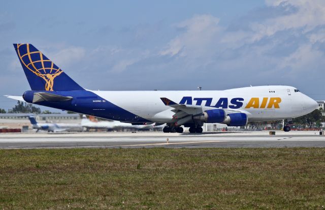 Boeing 747-400 (N499MC)