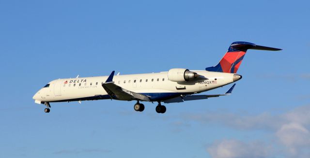 Canadair Regional Jet CRJ-700 (N616QX)