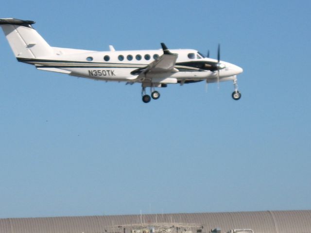 Beechcraft Super King Air 300 (N350TK) - Landing on RWY 19R