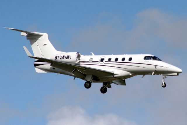 Embraer Phenom 300 (N724MH) - Executive AirShare Phenom 300 on short finals for rwy 7 on 17-Oct-18 visiting on a two-day round trip from KIXD as XSR724.