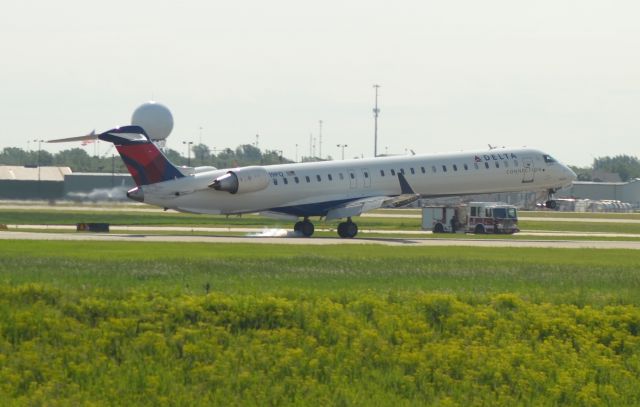 Canadair Regional Jet CRJ-900 (N319PQ) - N319PQ touching down on Runway 15 in Sioux Falls SD