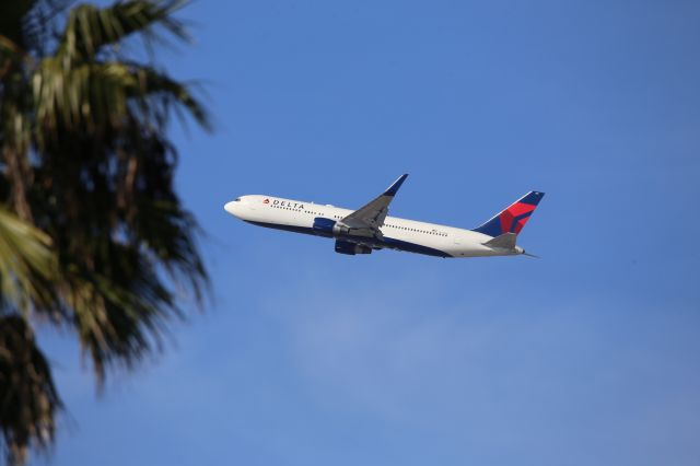 BOEING 767-300 (N172DN)