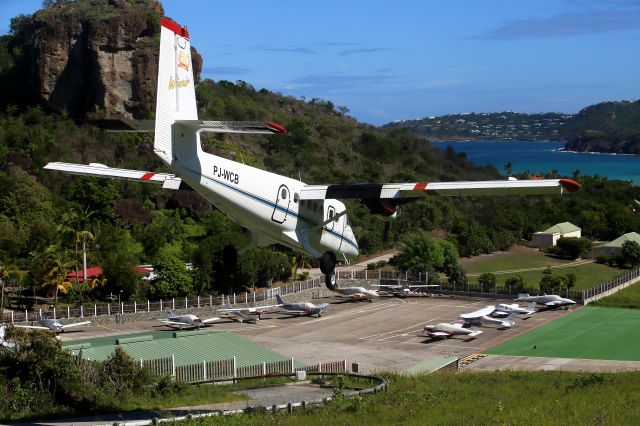 PJ-WCB — - Seuil de piste Gustav III à St Jean.Le temps d'un aller retour en bateau depuis St Martin-Marigot