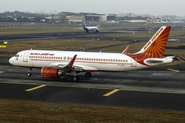 Airbus A320 (VT-RTH) - Waiting departure at Mumbai