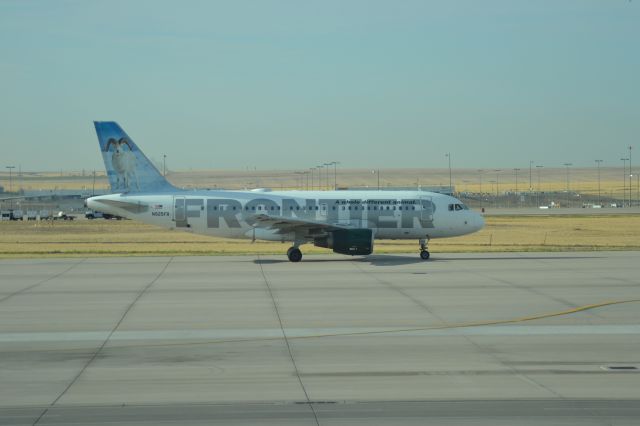 Airbus A319 (N925FR) - Taxiing to runway in DEN