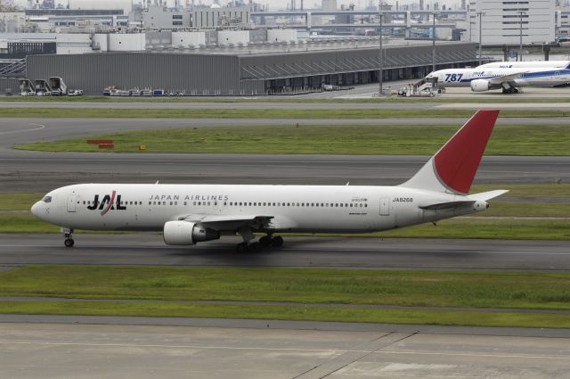 BOEING 767-300 (JA8268) - Taxing at Haneda Intl Airport on 2013/07/20