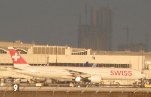 BOEING 777-300ER (HB-JNB)