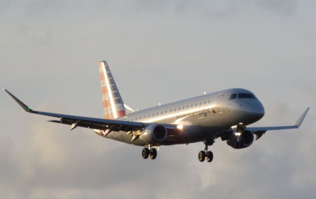 EMBRAER 175 (long wing) (N446YX)