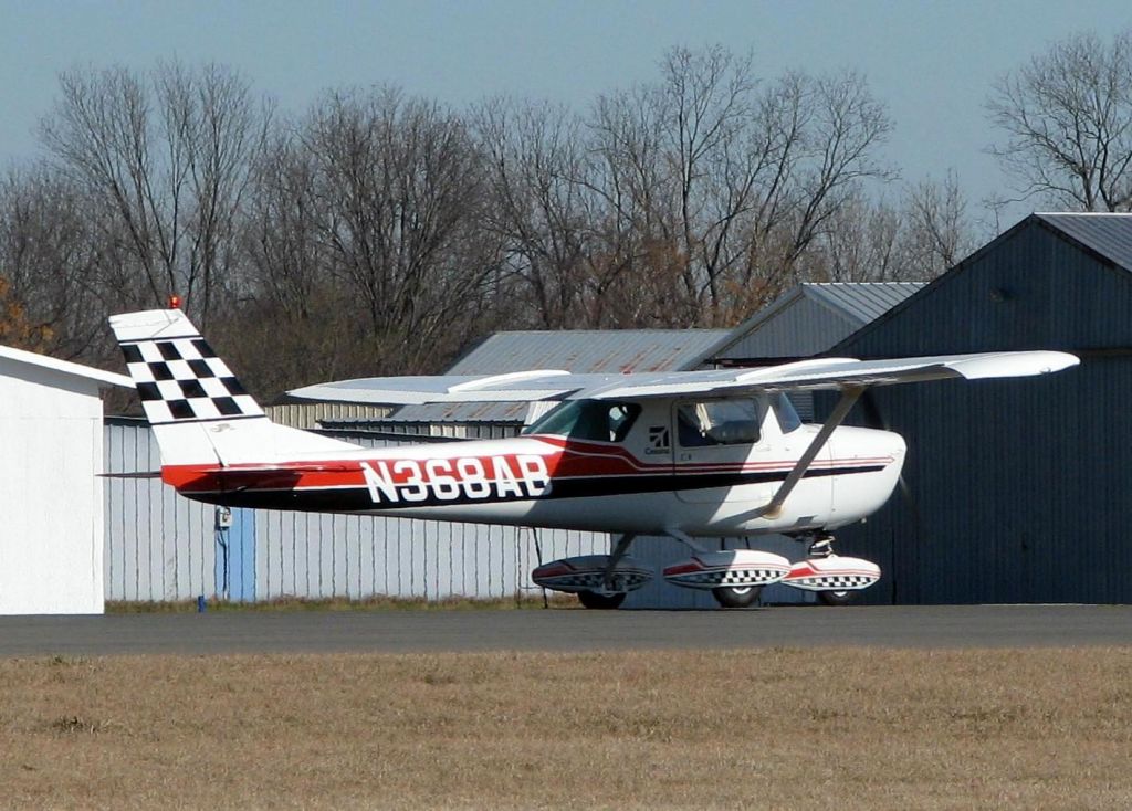 Cessna Skyhawk (N368AB) - Rolling for take-off at Downtown Shreveport.