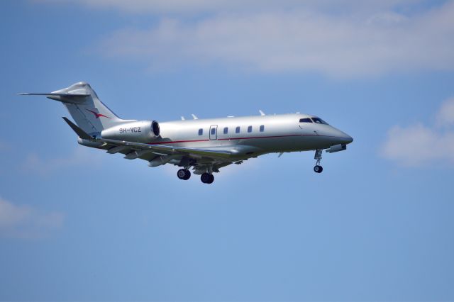 Canadair Challenger 350 (9H-VCZ) - Vista Jet Malta Bombardier Challenger 350 about to land at AMS 13.53 hrs (GMT) 09May25
