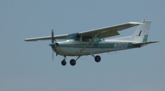 Cessna Skyhawk (N91QS) - On final is this 1976 Cessna Skyhawk 172N in the Spring of 2020.