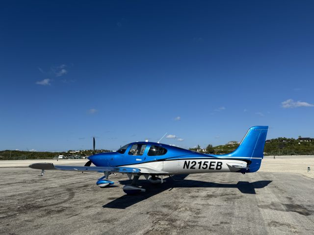 Cirrus SR-22 (N215EB)