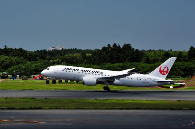 Boeing 787-8 (JA835J) - 1st JAL B787 I saw. Simple, beautiful livery!