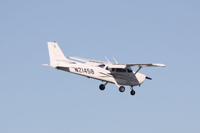 Cessna Skyhawk (N24158) - Cessna Skyhawk (N24158) on approach to Runway 4 at Sarasota-Bradenton International Airport