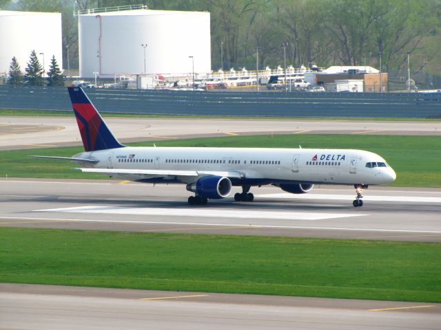 BOEING 757-300 (N593NW)