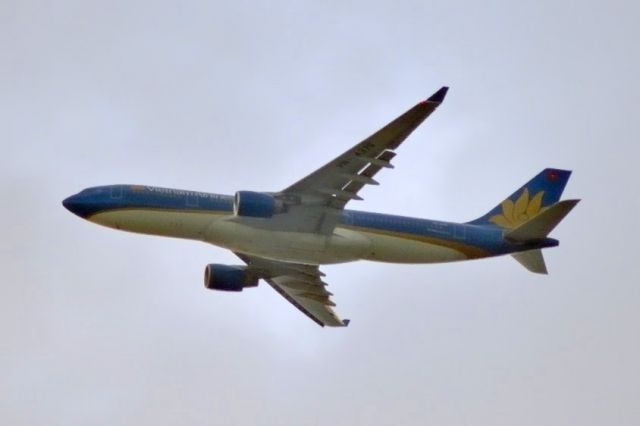 Airbus A330-200 (VNA-376) - Arriving at Dusk