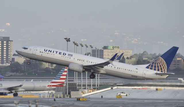 Boeing 737-900 (N69818) - Departing LAX
