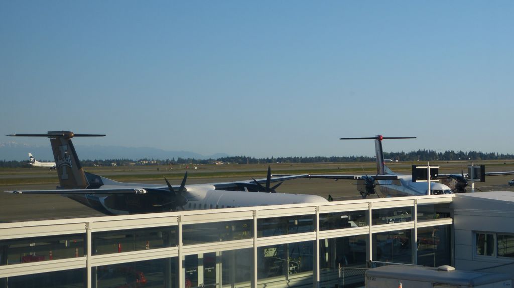 de Havilland Dash 8-400 (N400QX) - Del to QXE in 2001