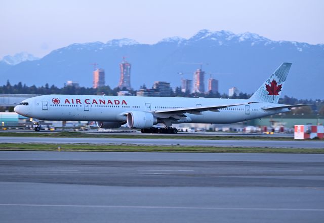 BOEING 777-300ER (C-FIVS)