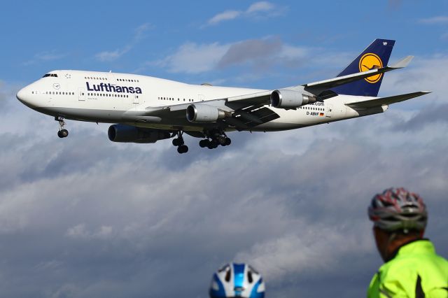 Boeing 747-400 (D-ABVF) - short final RWY25L - photo taken  27-Oct-2013