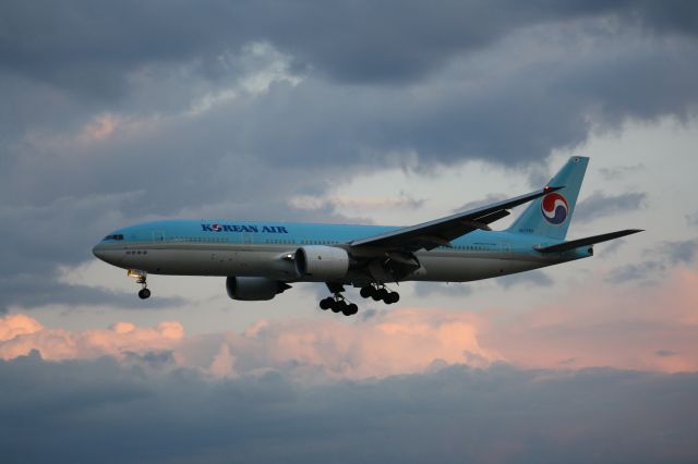 Boeing 777-200 (HL7750) - Landing At Lester B. Pearson Intl Airport,Toronto,Canada(Malton) YYZ/CYYZ  Photo taken June 14,2009