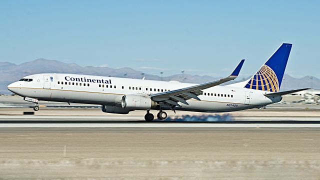 Boeing 737-900 (N37408) - A bit of crosswind.