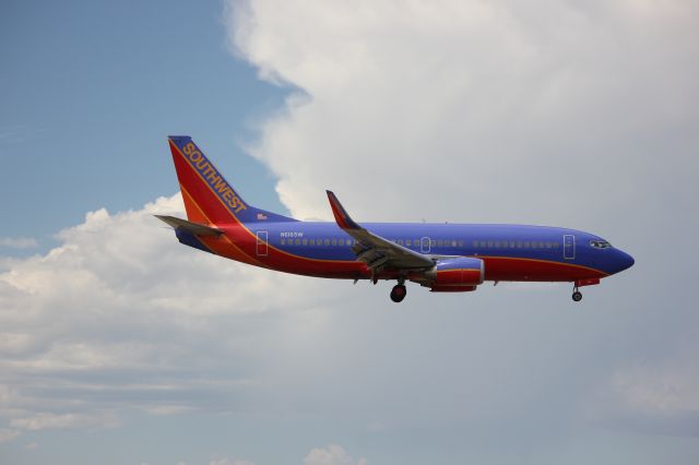 Boeing 737-700 (N616SW) - Landing 35L.