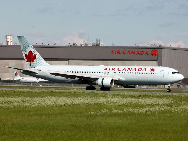 BOEING 767-300 (C-FMWP)