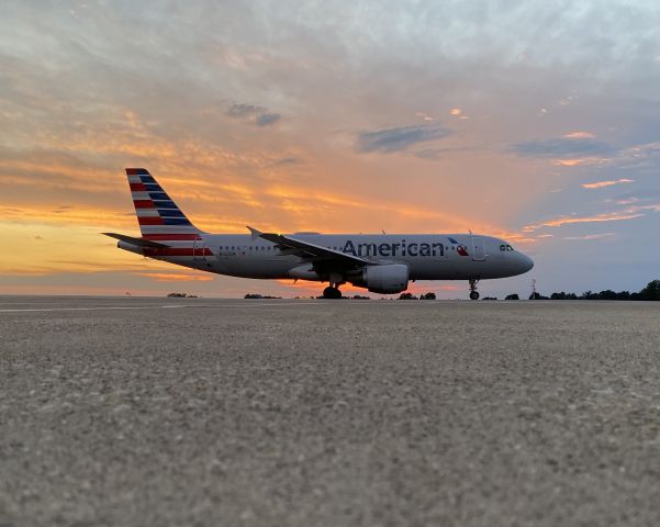 Airbus A320 (N102UW)