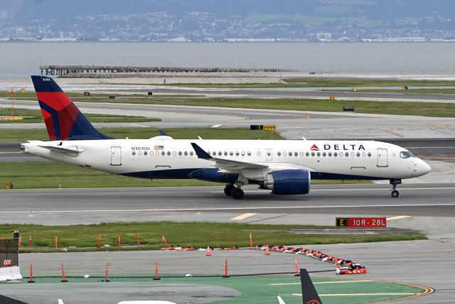 Airbus A220-300 (N303DU)