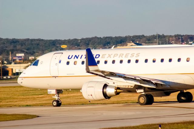 Embraer 170/175 (N88327)