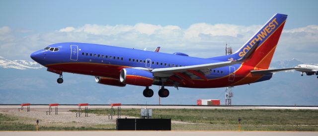 Boeing 737-700 (N276WN) - Arriving on 16L, Delta Airbus in the background is landing on 16R.