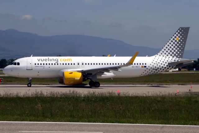 Airbus A320neo (EC-NCT) - Lining up to depart rwy 04 on 23-May-19 operating flight VLG6200 to LEBL.