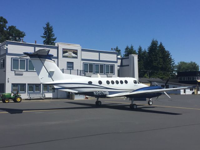 Beechcraft Super King Air 200 (N207HB)