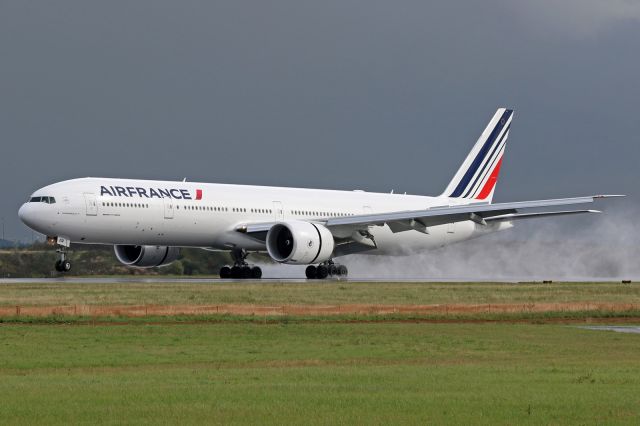 BOEING 777-300 (F-GZNP)