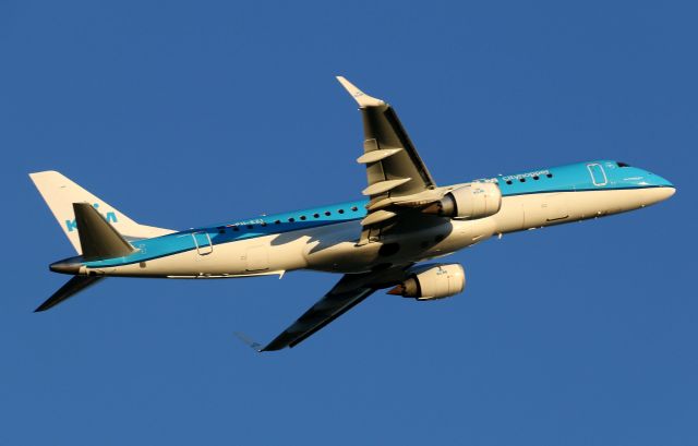Embraer ERJ-190 (PH-EZI)