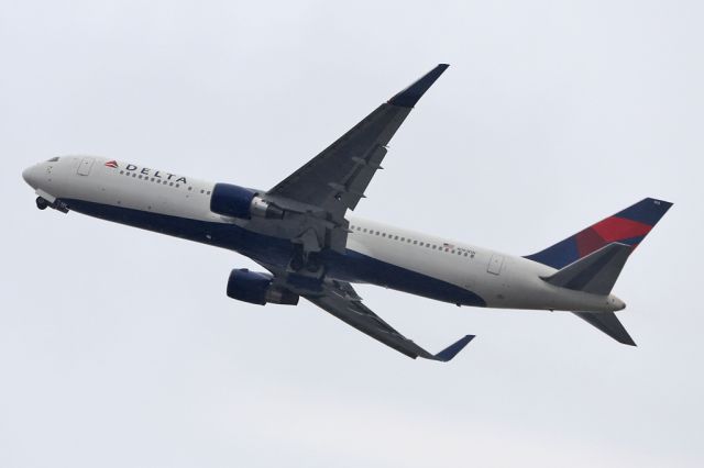 BOEING 767-300 (N193DN) - DAL46 departing 04L at JFK for Amsterdam.