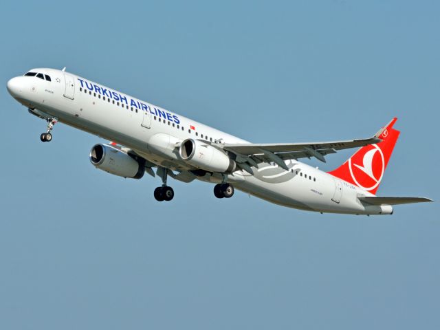 Airbus A321 (TC-JTH) - St. Magleby RWY22R