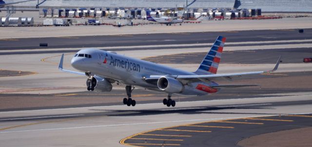 Boeing 757-200 (N205UW) - Phoenix Sky Harbor International Airport 24SEP19