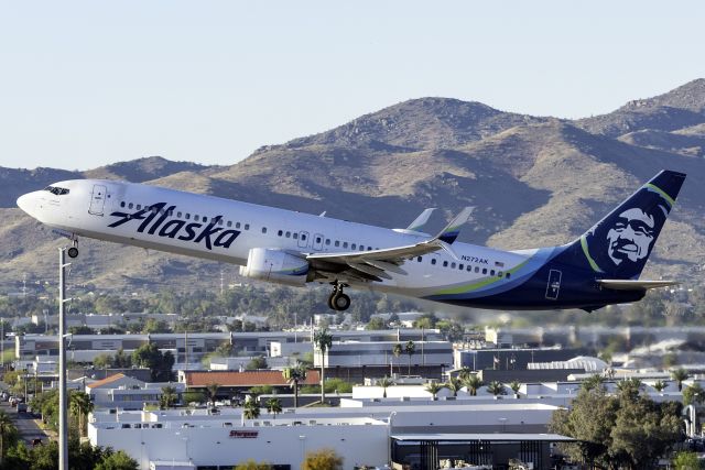 Boeing 737-900 (N272AK)