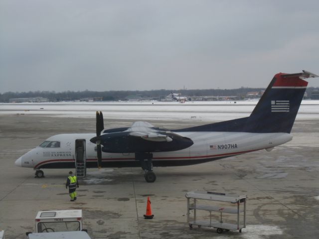 de Havilland Dash 8-200 (N907HA)