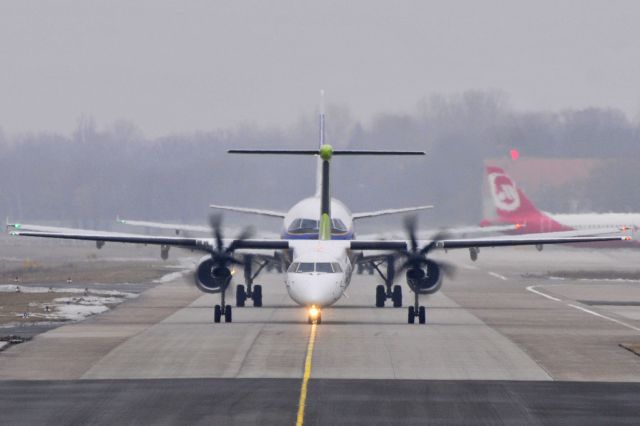 de Havilland Dash 8-400 (YL-BAQ)